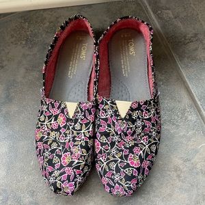 Size 6.5 Women’s Toms